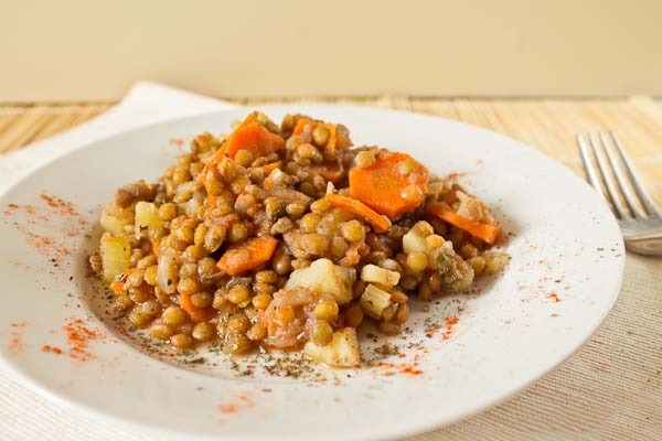 Чечевица с картофелем и морковью в сметане