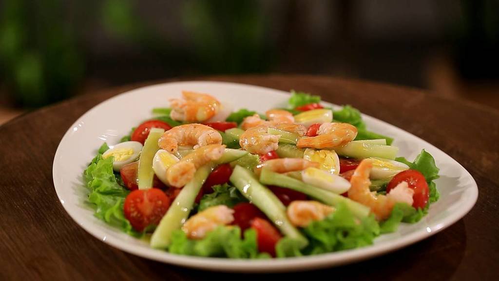 Овощной салат с креветками