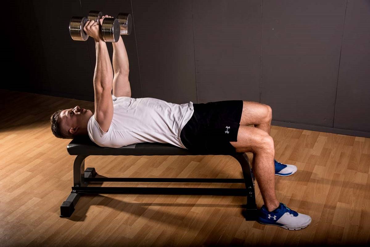 Разводка гантелей лежа