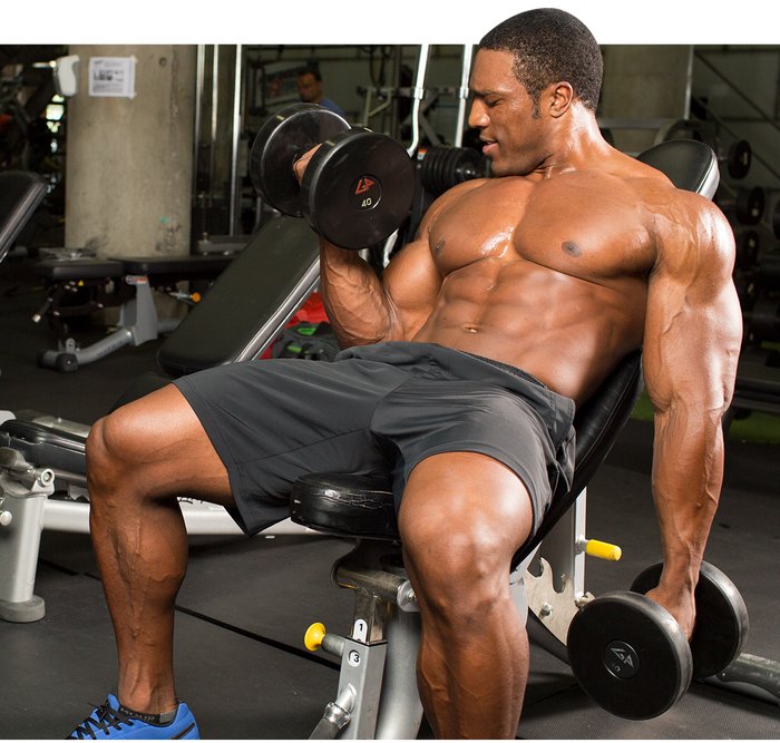 Сгибание рук с гантелями на наклонной скамье