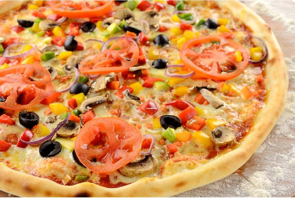 Веганская пицца с нутом и маслинами