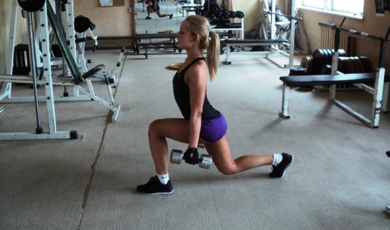 Выпады с гантелями