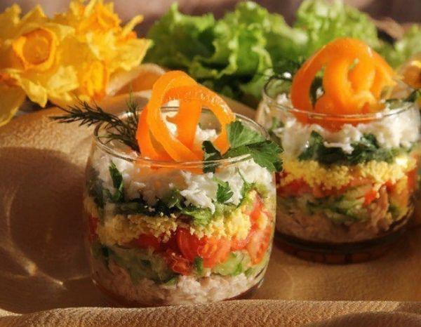 Овощной салат с яйцом и курицей