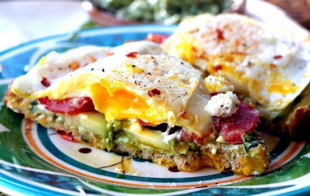 Сэндвич с яйцом и авокадо